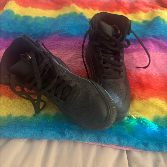 Women’s high top platform Pumas. Wore maybe 3x just like new - Picture 3 of 3